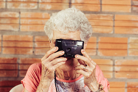 Donna che scatta una foto