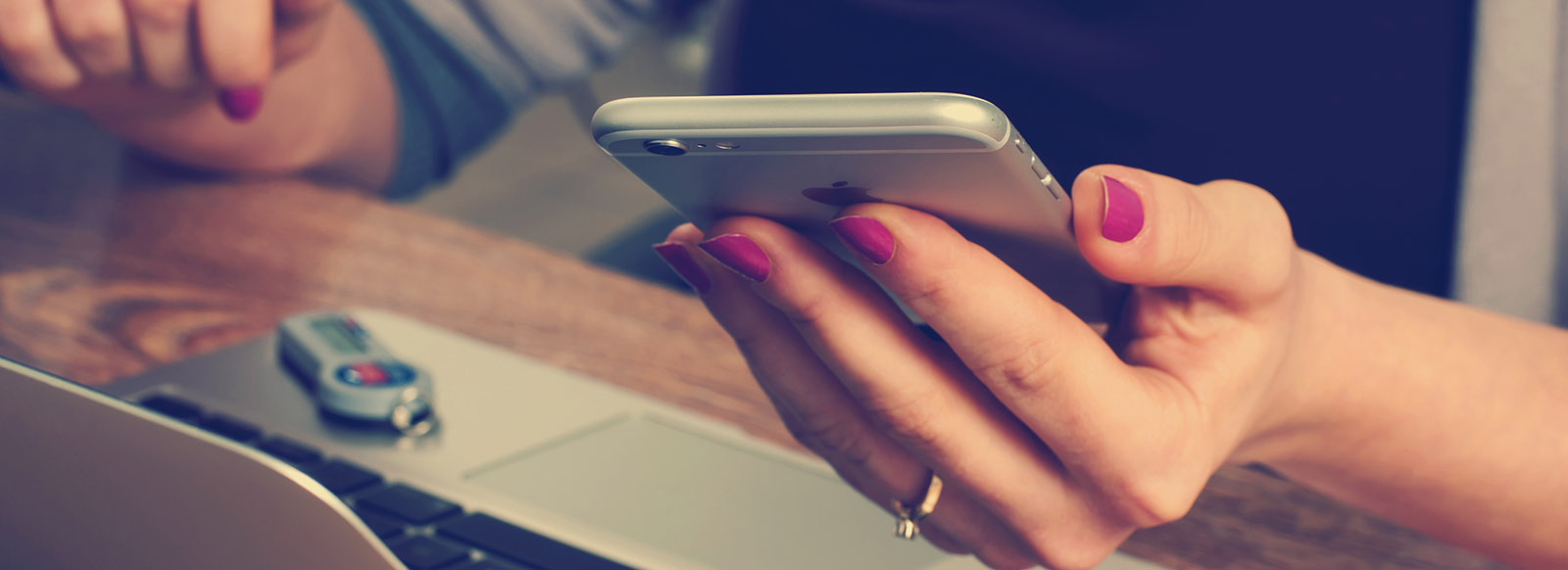 Immagine di sfondo di un telefono in mano ad una signora