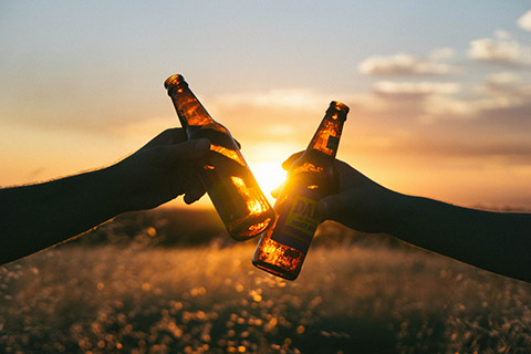 Due amici che fanno brindisi con la birra